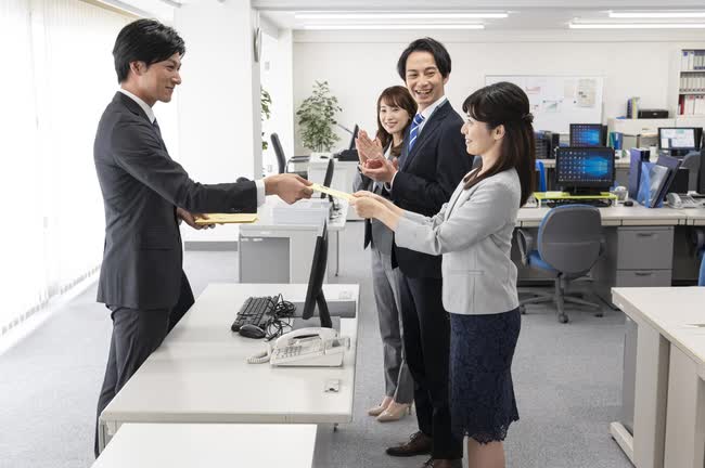 Đi ăn tiệc cuối năm của công ty, chàng trai trúng giải độc đắc: Không làm mà vẫn có ăn, nghỉ phép 1 năm lương vẫn nhận đều tay - Ảnh 1. Đi ăn tiệc cuối năm của công ty, chàng trai trúng giải độc đắc: Không làm mà vẫn có ăn, nghỉ phép 1 năm lương vẫn nhận đều tay - Ảnh 1.