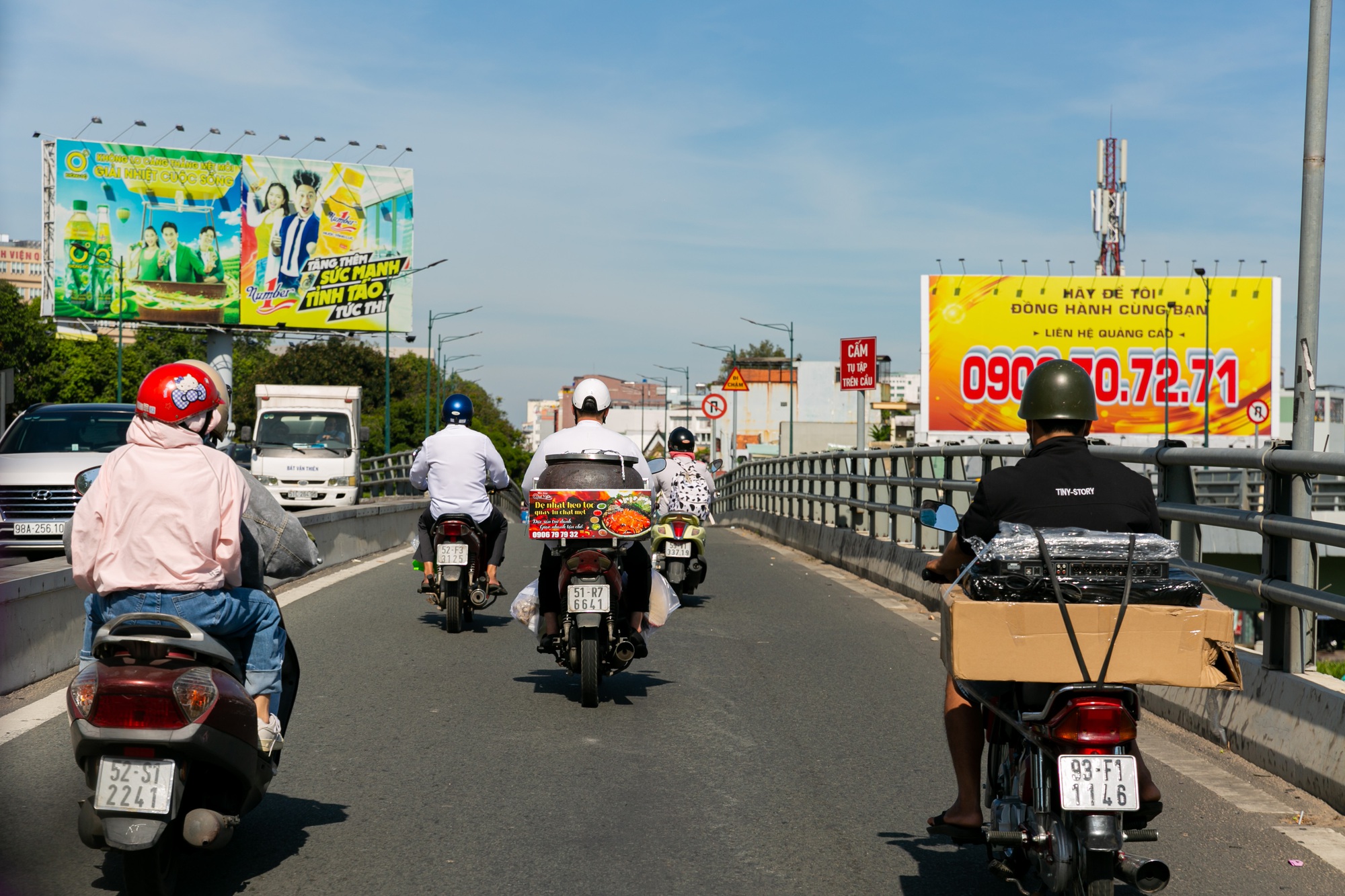 Gọi đầu bếp chở theo cái lu và con heo tộc về tận nhà để quay và phục vụ - bữa tiệc tất niên xa xỉ của nhiều gia đình tại Sài Gòn - Ảnh 13.