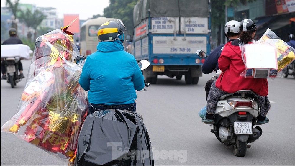 Người Hà Nội không mưa cũng phải mặc áo mưa khổ sở đi làm, đi học - Ảnh 12.