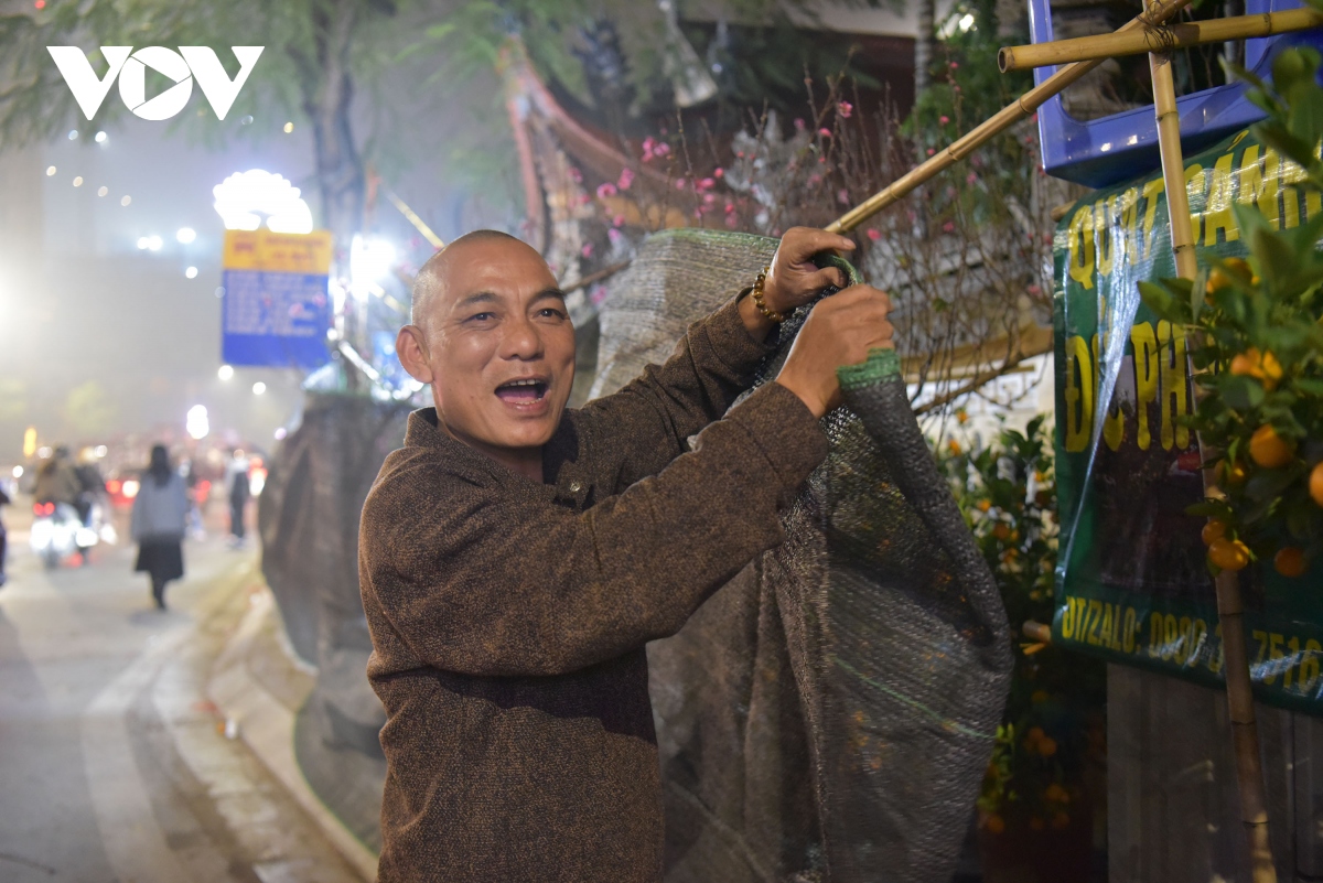 Người buôn đào, quất vất vưởng qua đêm mưu sinh những ngày cận Tết - Ảnh 14.