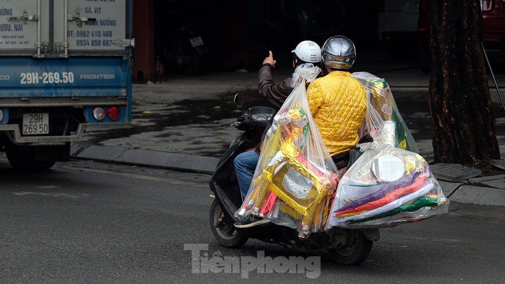 Người Hà Nội không mưa cũng phải mặc áo mưa khổ sở đi làm, đi học - Ảnh 11.