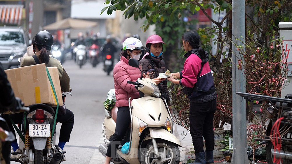 Người Hà Nội không mưa cũng phải mặc áo mưa khổ sở đi làm, đi học - Ảnh 10.