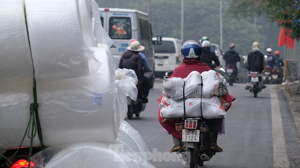 Người Hà Nội không mưa cũng phải mặc áo mưa khổ sở đi làm, đi học - Ảnh 7.