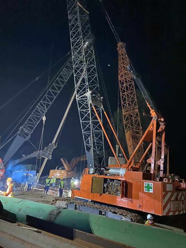 Tiếp tục nỗ lực đưa thi thể cháu bé khỏi cọc bê tông sâu 35m - Ảnh 4. Tiếp tục nỗ lực đưa thi thể cháu bé khỏi cọc bê tông sâu 35m - Ảnh 4.