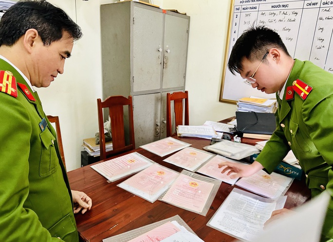 Cho vay với lãi suất cắt cổ 500%/năm, ổ tín dụng đen thu lời nhiều tỉ đồng - Ảnh 2. Cho vay với lãi suất cắt cổ 500%/năm, ổ tín dụng đen thu lời nhiều tỉ đồng - Ảnh 2.