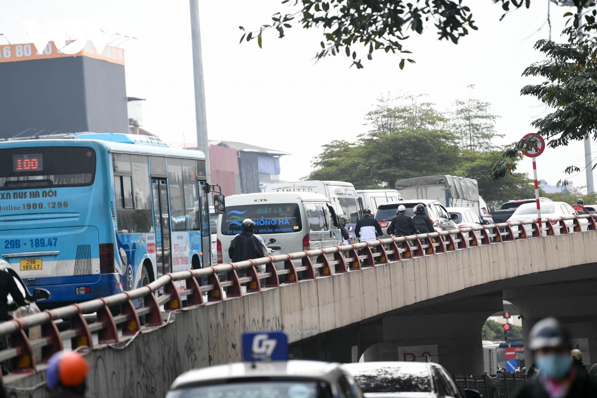 Đường phố Hà Nội lúc nào cũng tắc trong những ngày gần Tết Quý Mão 2023 - Ảnh 2.