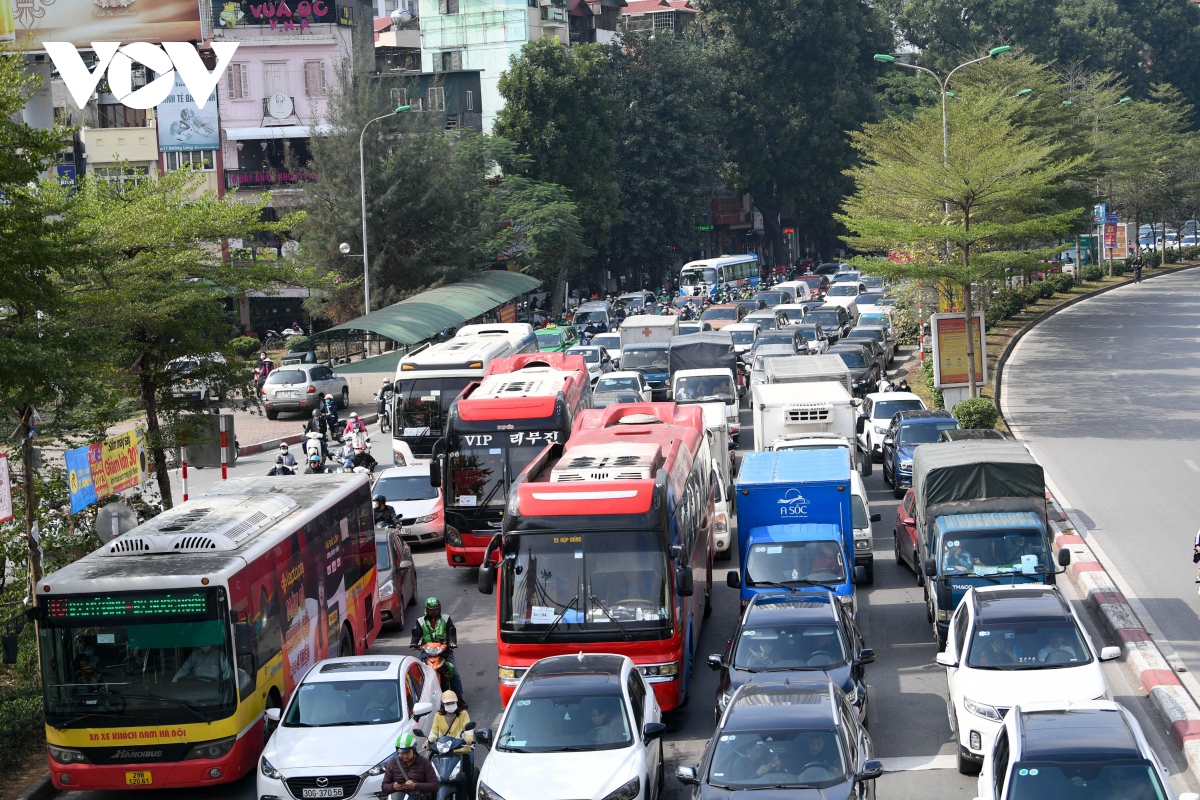 Đường phố Hà Nội lúc nào cũng tắc trong những ngày gần Tết Quý Mão 2023 - Ảnh 9.