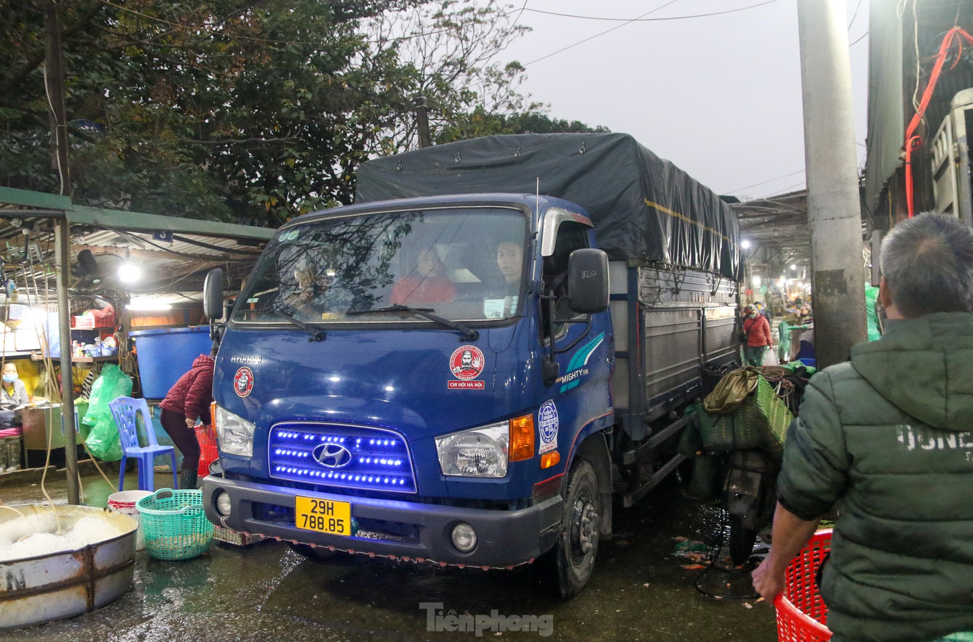 Chợ cá Yên Sở rực sắc đỏ, nhộn nhịp trước ngày cúng ông Công - ông Táo - Ảnh 1.