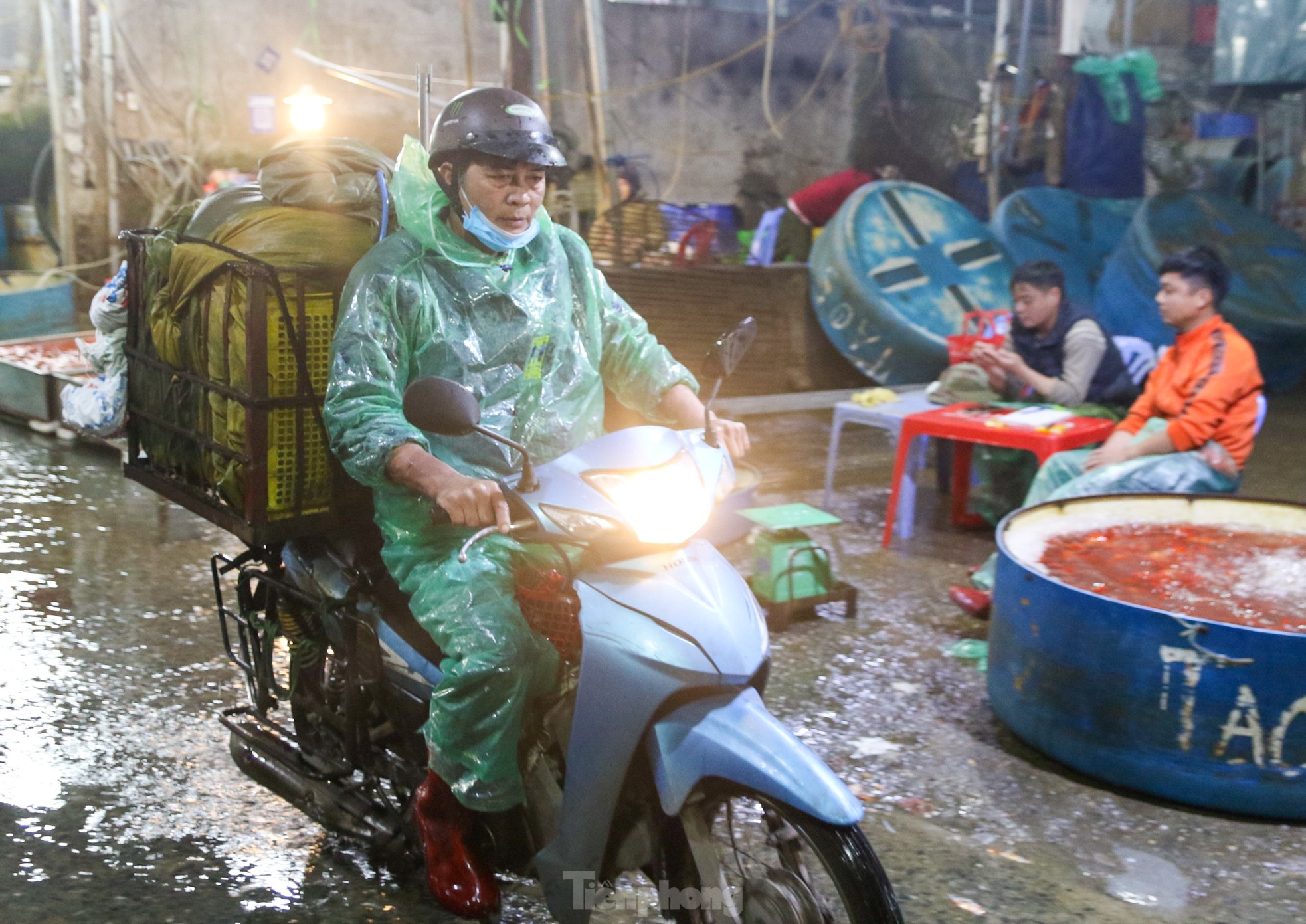 Chợ cá Yên Sở rực sắc đỏ, nhộn nhịp trước ngày cúng ông Công - ông Táo - Ảnh 9.