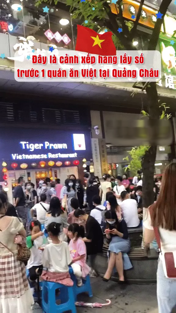 Nhà hàng ẩm thực Việt tại Quảng Châu khiến dân mạng bất ngờ vì cảnh xếp hàng chờ bàn đông như trẩy hội - Ảnh 2.
