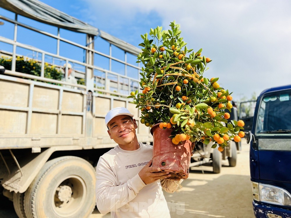 Trời vừa hửng nắng, tàu chạy hết công suất để kịp ‘chở Tết’ ra đảo Lý Sơn - Ảnh 18.