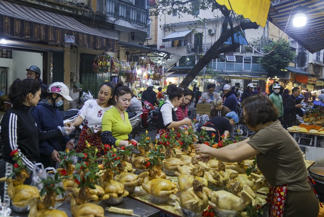Người Hà Nội xếp hàng từ sáng sớm, chen chân mua đồ lễ ở khu chợ nhà giàu phố cổ Hà Nội - Ảnh 2.