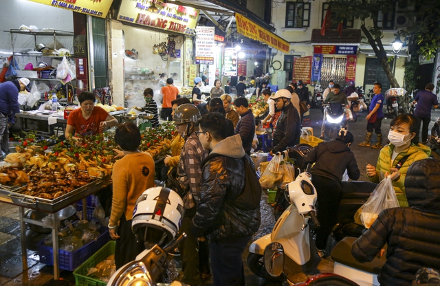 Người Hà Nội xếp hàng từ sáng sớm, chen chân mua đồ lễ ở khu chợ nhà giàu phố cổ Hà Nội - Ảnh 1.