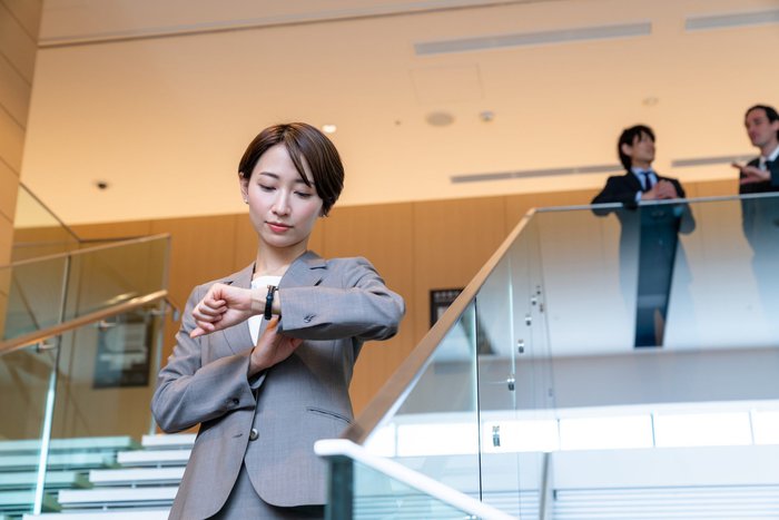 日本人は年末を恐れており、無力な管理者は従業員を外出に招待するために手紙を書かなければなりません - 写真1.