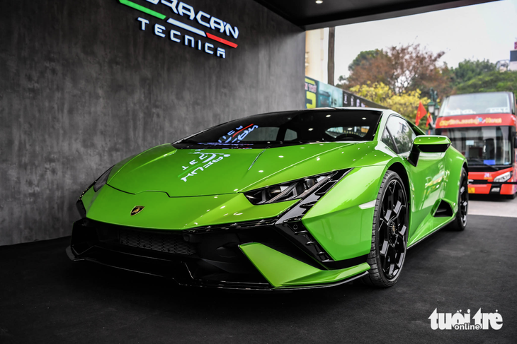 Lamborghini Huracan Tecnica giá từ 19 tỉ đồng trên phố Hà Nội