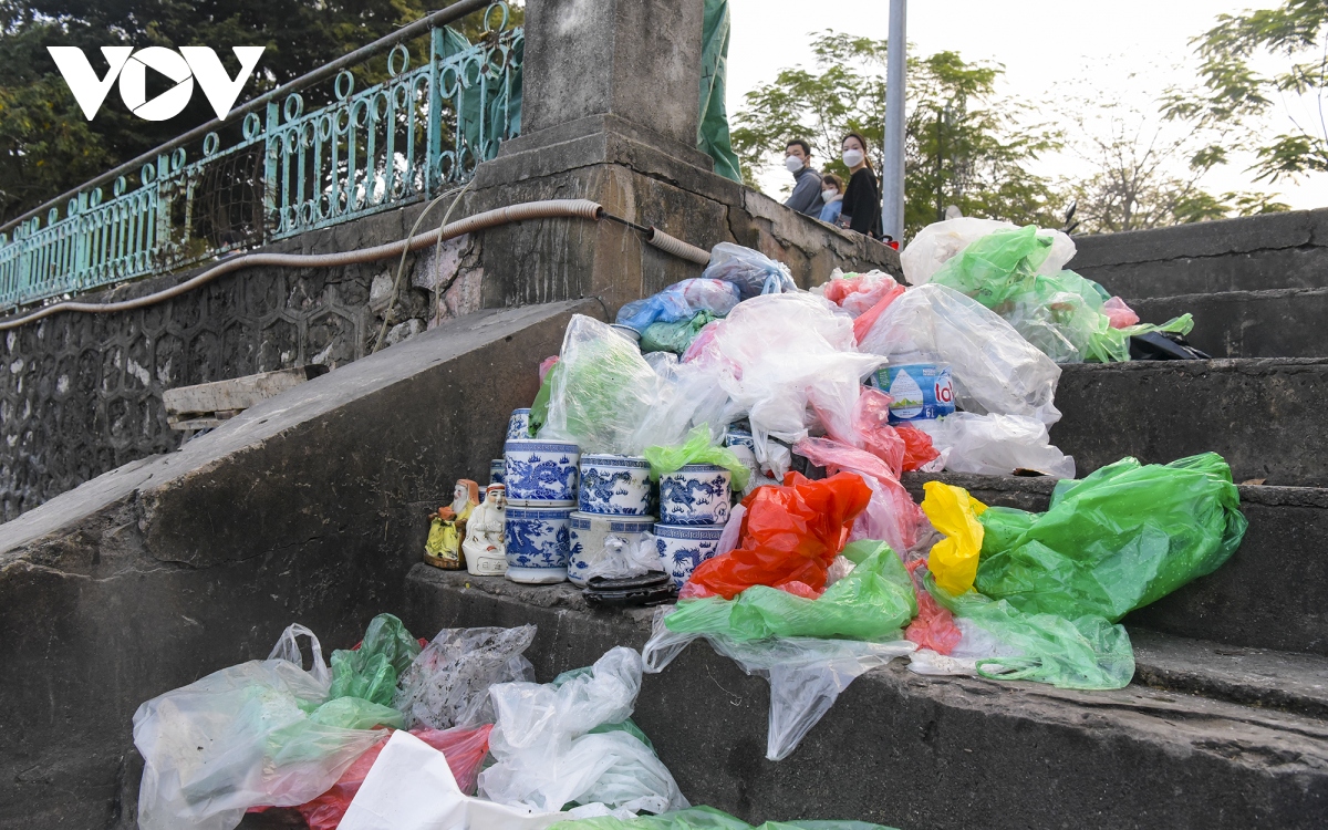 Cá chép tiễn ông Công ông Táo chết hàng loạt, sư thầy đi dọn rác ven hồ - Ảnh 10.