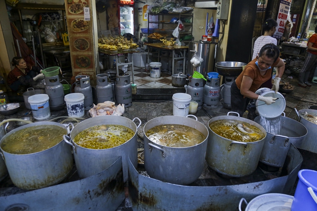 Người Hà Nội xếp hàng từ sáng sớm, chen chân mua đồ lễ ở khu chợ nhà giàu phố cổ Hà Nội - Ảnh 6.