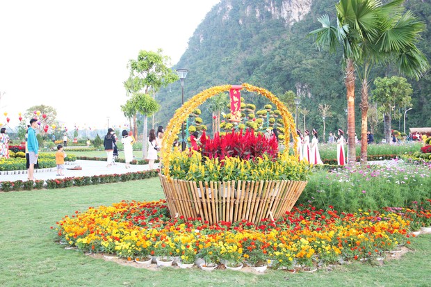 Young people in Da Nang are busy checking in to the spring flower garden at the foot of the Marble Mountains - Photo 3.