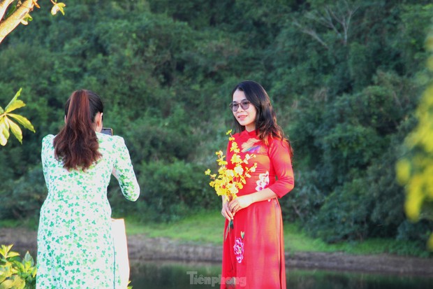  Giới trẻ Đà Nẵng rộn ràng check in vườn hoa xuân dưới chân Ngũ Hành Sơn - Ảnh 11.