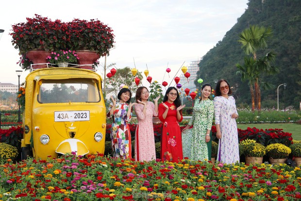  Giới trẻ Đà Nẵng rộn ràng check in vườn hoa xuân dưới chân Ngũ Hành Sơn - Ảnh 10.