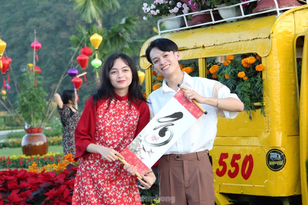 Young people in Da Nang are busy checking in to the spring flower garden at the foot of the Marble Mountains - Photo 9.
