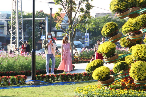 Young people in Da Nang are busy checking in to the spring flower garden at the foot of the Marble Mountains - Photo 8.