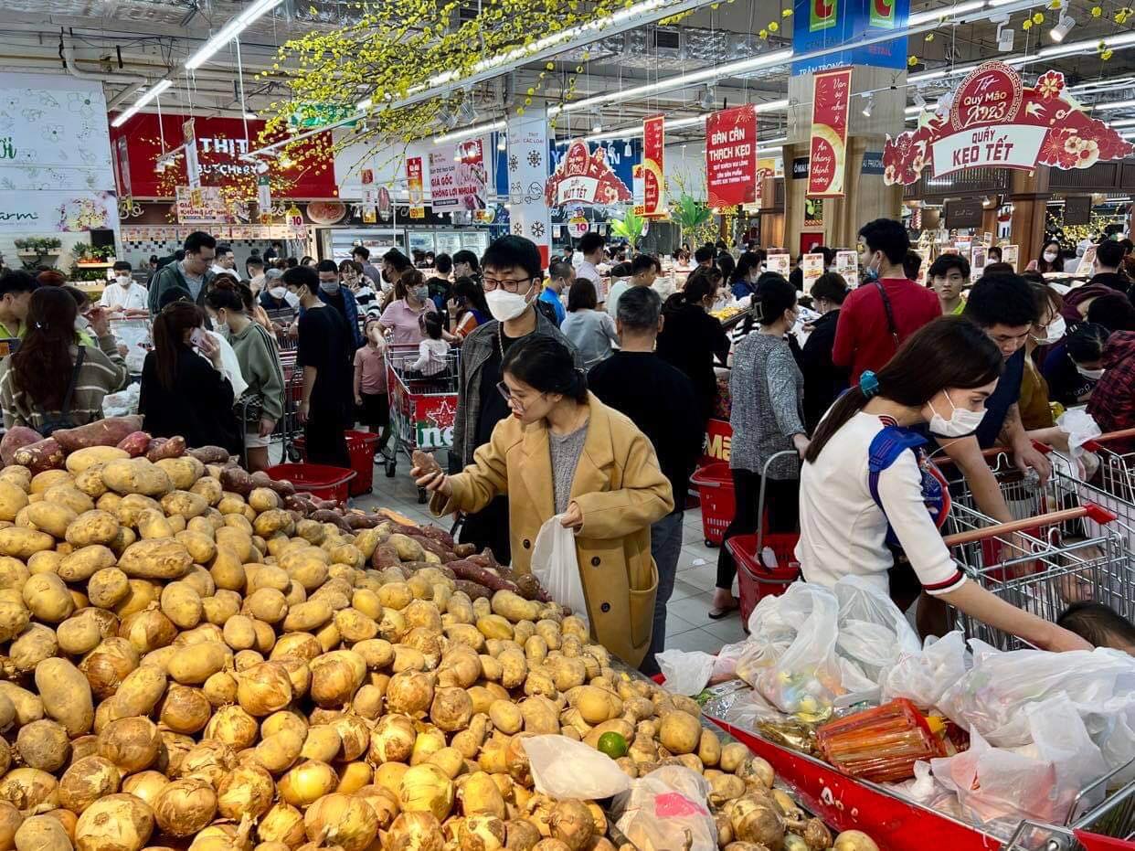 Xếp hàng dài chờ thanh toán lúc 22 giờ đêm tại các siêu thị, TTTM ở Hà Nội những ngày cận Tết - Ảnh 8.