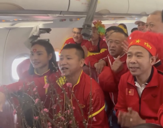CĐV mặc áo đỏ, mang hoa đào sang Thái Lan cổ đội tuyển Việt Nam - Ảnh 2.