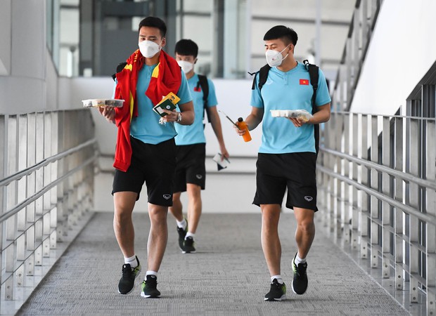 Cầu thủ Việt Nam đi chân đất, bọc đá lạnh vì đau, ăn suất cơm vội... và hành trình AFF Cup sắp khép lại - Ảnh 6.