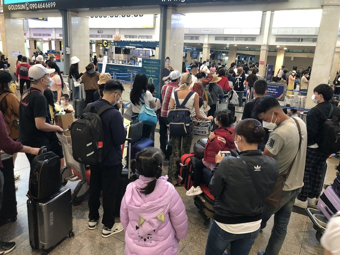 Dòng người xếp hàng dài đợi làm thủ tục ở sân bay Tân Sơn Nhất - Ảnh 10. Dòng người xếp hàng dài đợi làm thủ tục ở sân bay Tân Sơn Nhất - Ảnh 10.