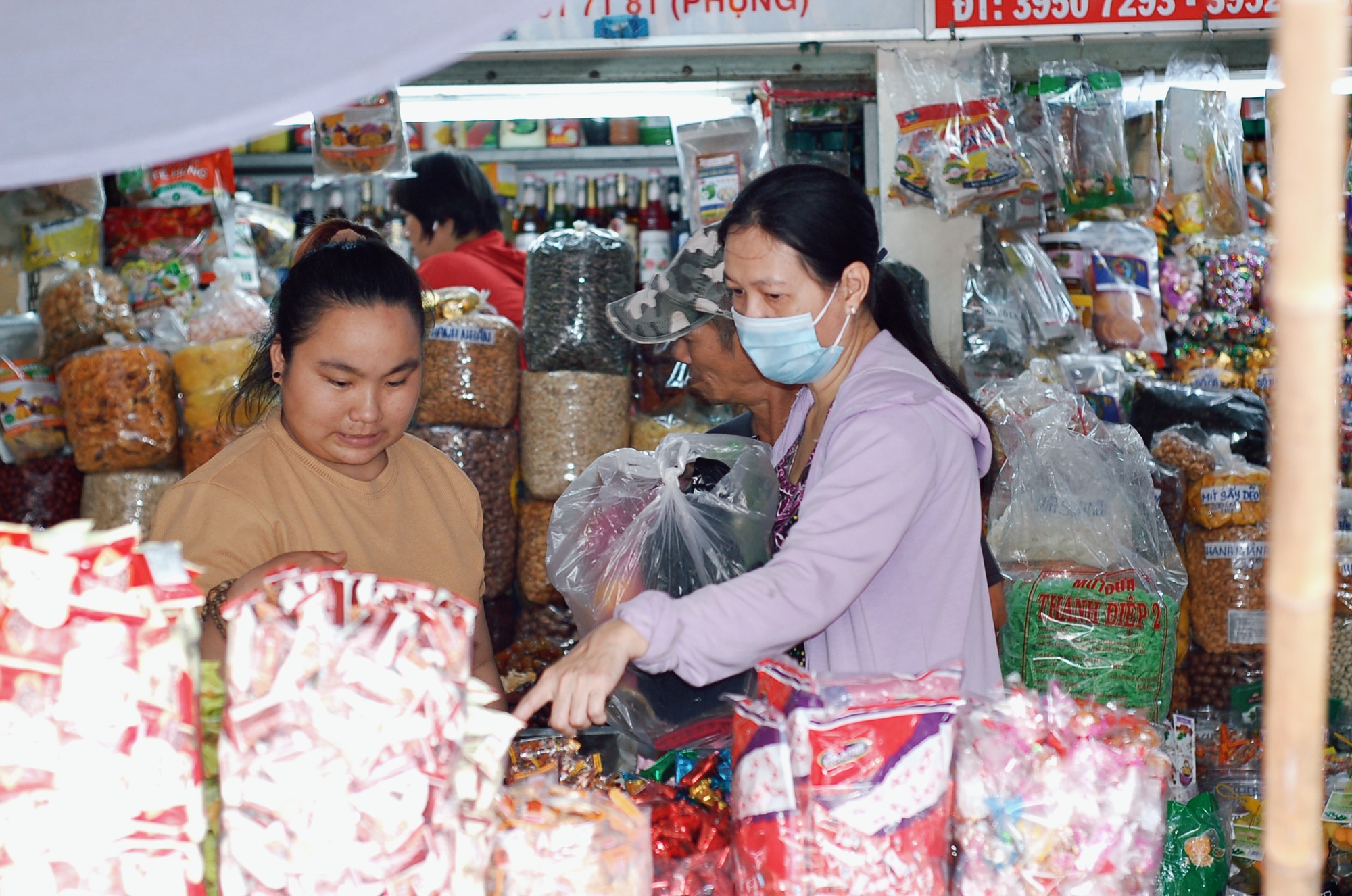 Chợ Bình Tây tấp nập người ra vào dịp Tết, tiểu thương vẫn tiếc hùi hụi cảnh đông đúc nhiều năm trước - Ảnh 6.