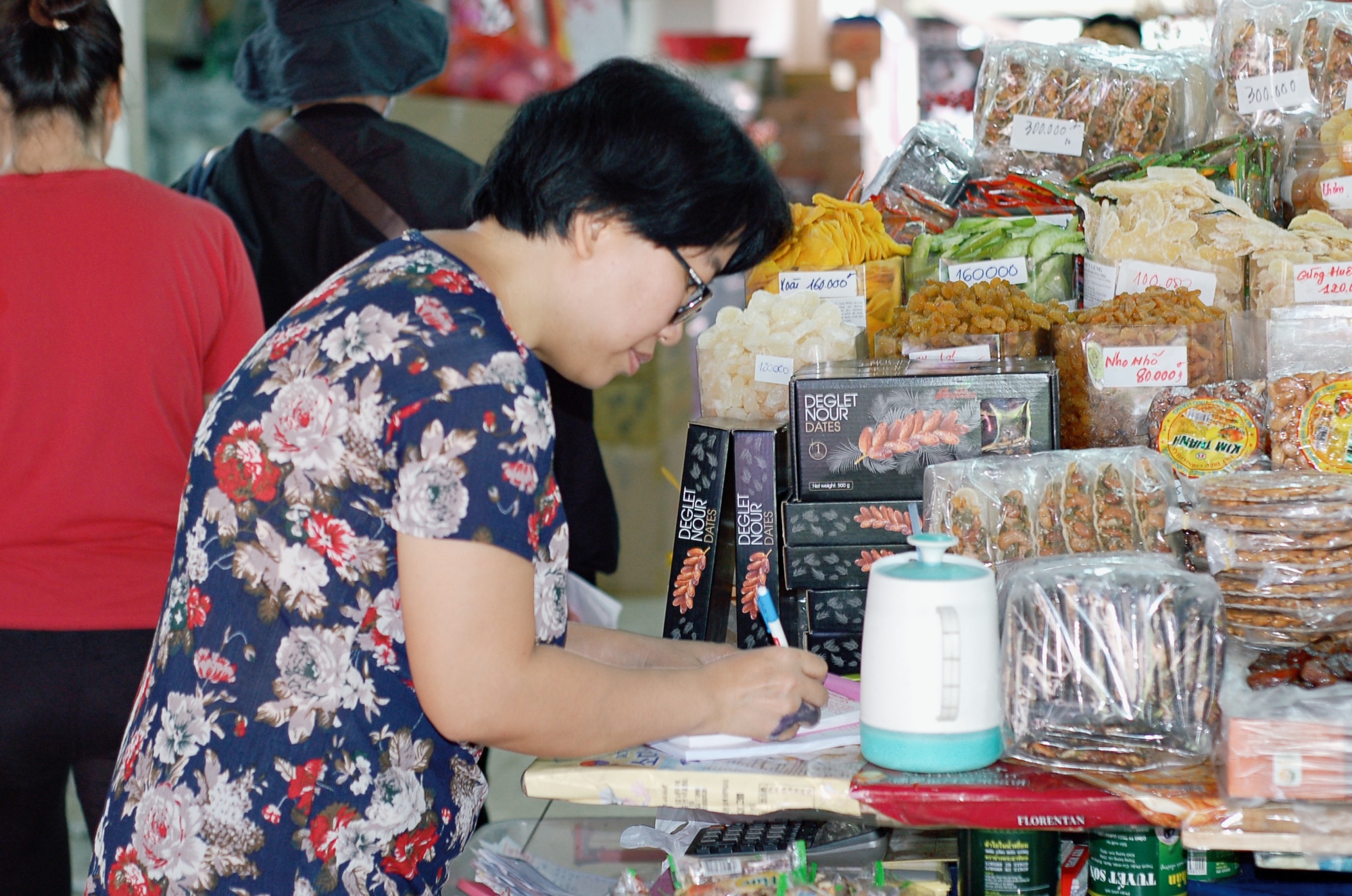 Chợ Bình Tây tấp nập người ra vào dịp Tết, tiểu thương vẫn tiếc hùi hụi cảnh đông đúc nhiều năm trước - Ảnh 5.