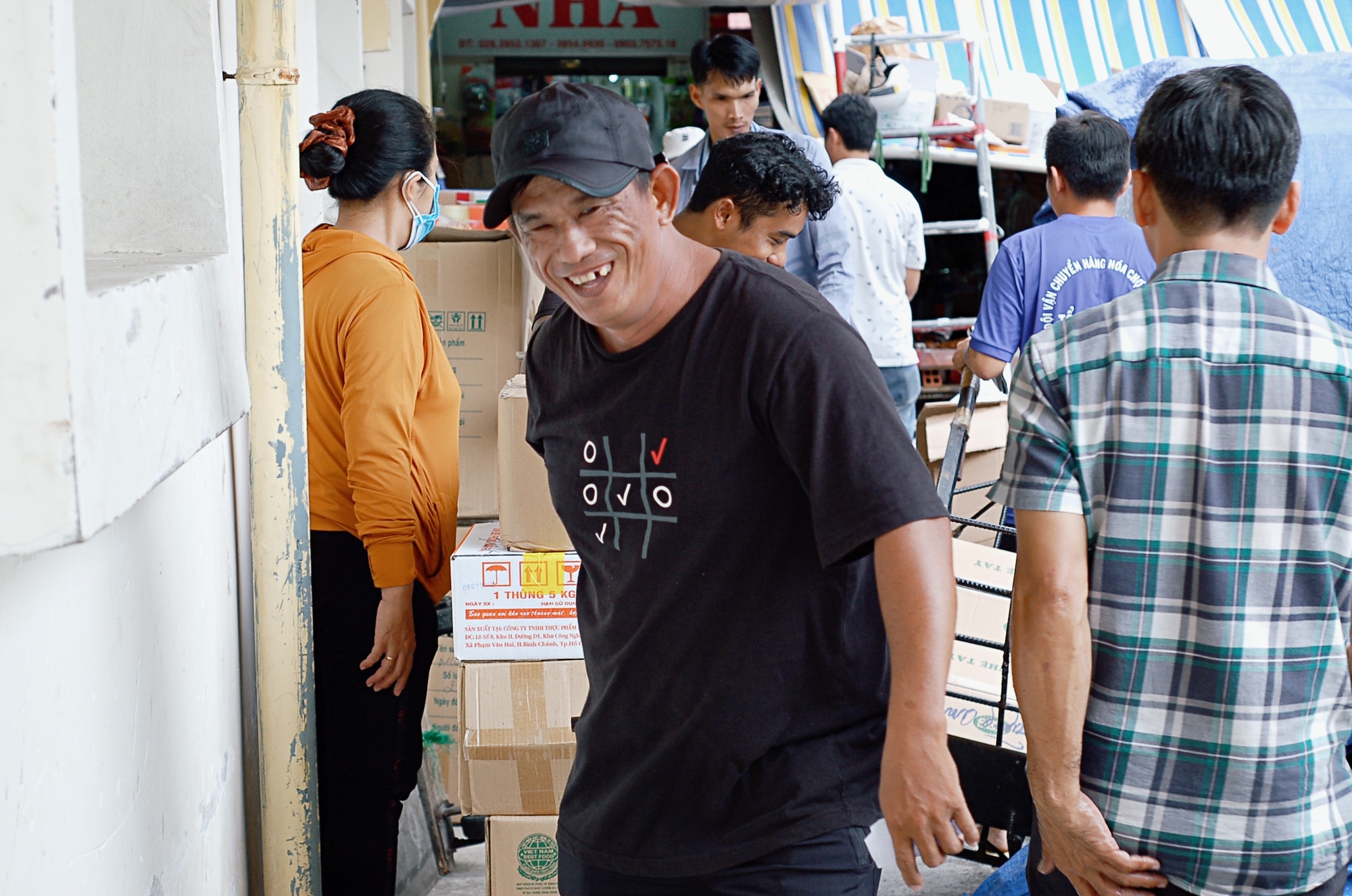 Chợ Bình Tây tấp nập người ra vào dịp Tết, tiểu thương vẫn tiếc hùi hụi cảnh đông đúc nhiều năm trước - Ảnh 4.