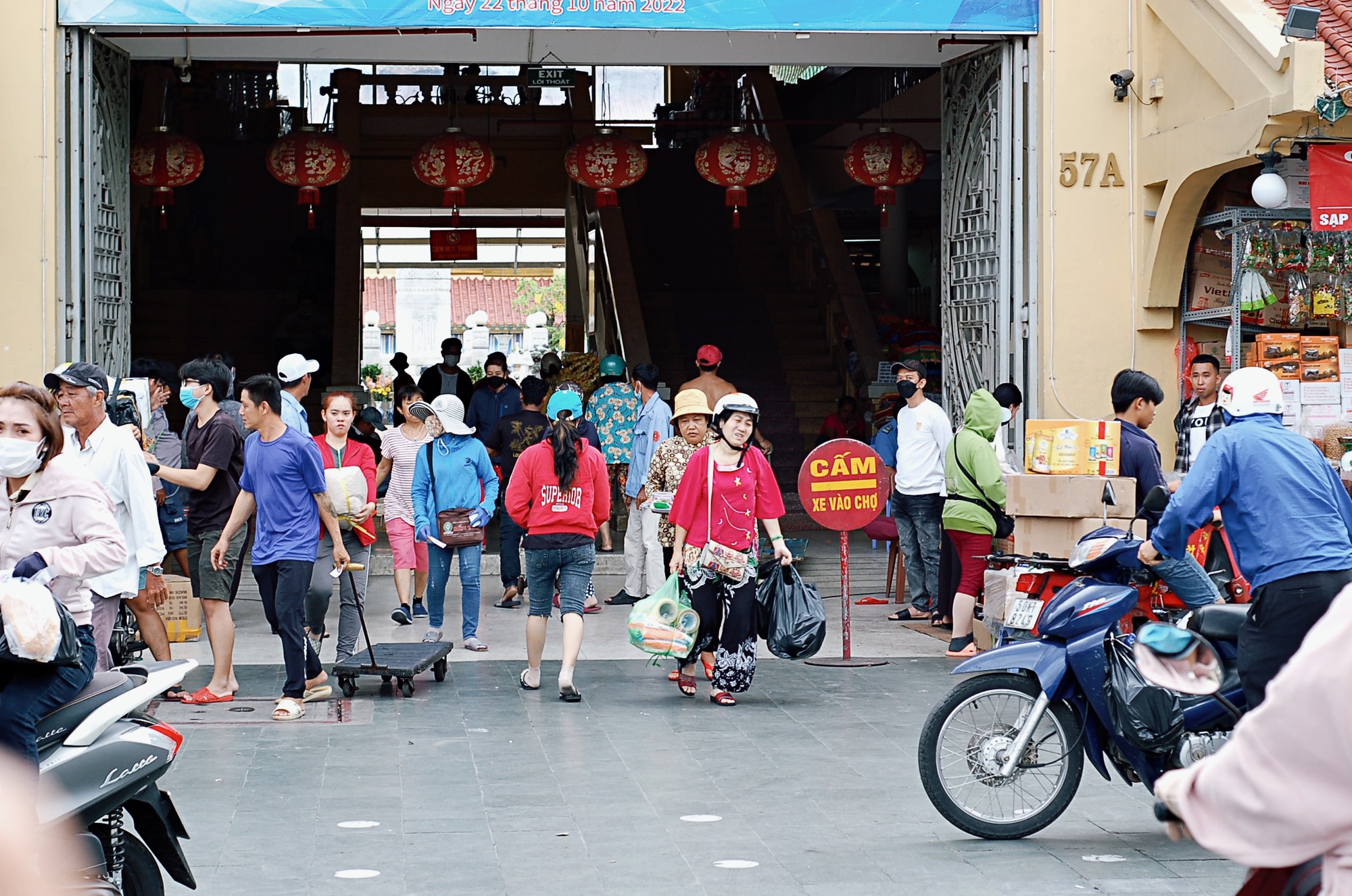 Chợ Bình Tây tấp nập người ra vào dịp Tết, tiểu thương vẫn tiếc hùi hụi cảnh đông đúc nhiều năm trước - Ảnh 2.