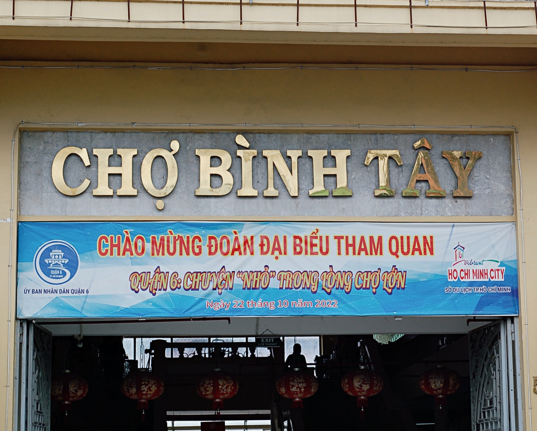 Chợ Bình Tây tấp nập người ra vào dịp Tết, tiểu thương vẫn tiếc hùi hụi cảnh đông đúc nhiều năm trước - Ảnh 1.