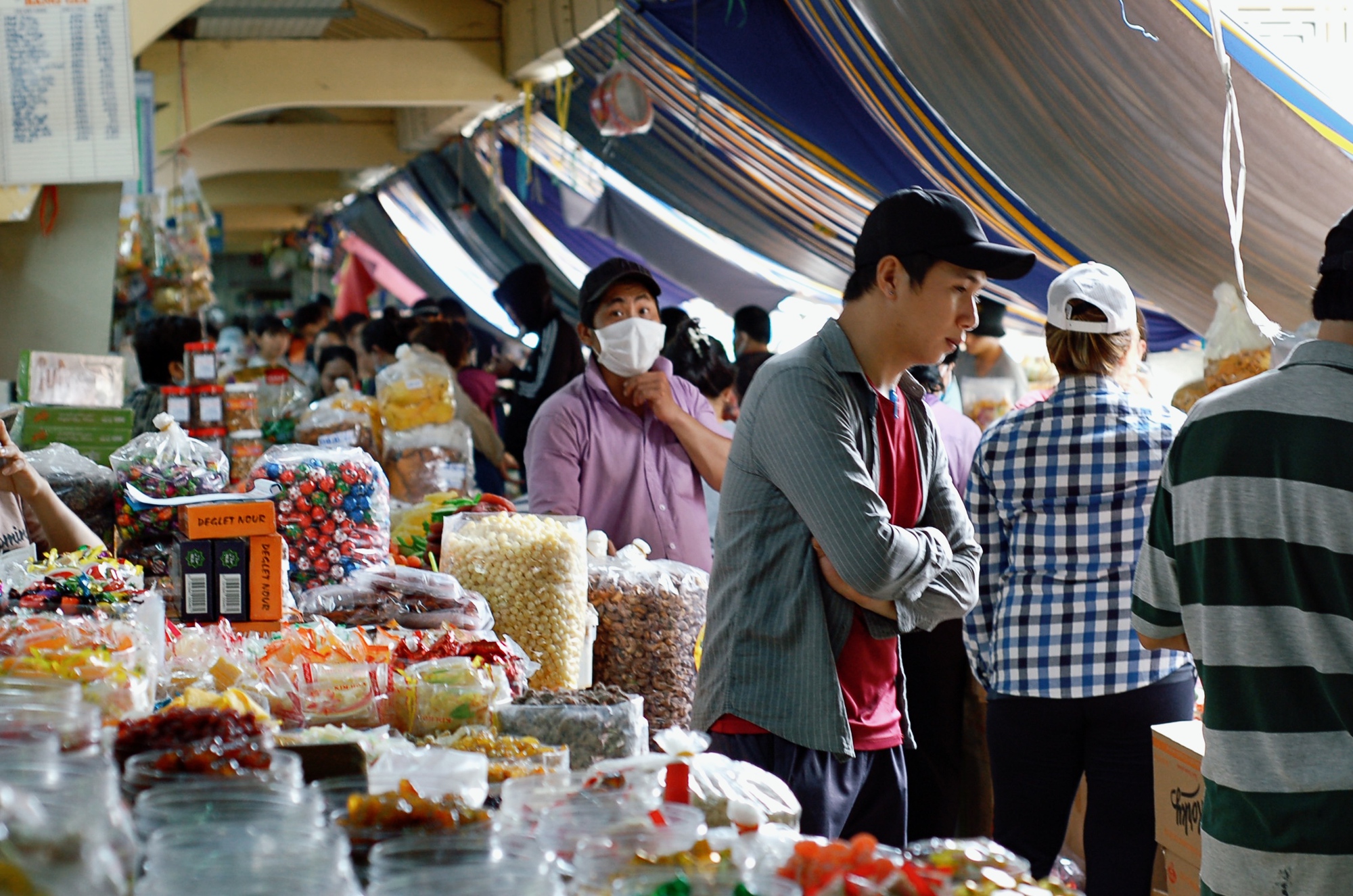 Chợ Bình Tây tấp nập người ra vào dịp Tết, tiểu thương vẫn tiếc hùi hụi cảnh đông đúc nhiều năm trước - Ảnh 17.