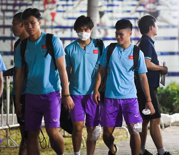 Cầu thủ Việt Nam đi chân đất, bọc đá lạnh vì đau, ăn suất cơm vội... và hành trình AFF Cup sắp khép lại - Ảnh 4.