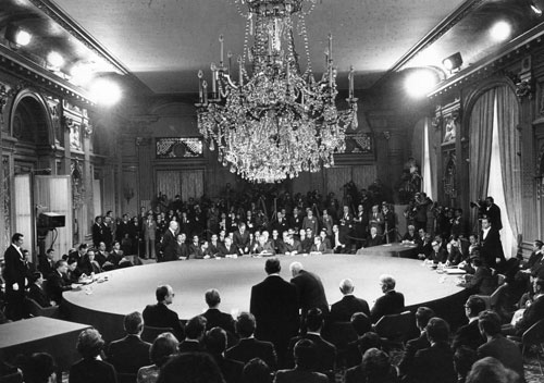 Chuyện chiếc bàn và chỗ ngồi trong Hội nghị Paris - Ảnh 2.