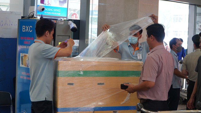 Dòng người xếp hàng dài đợi làm thủ tục ở sân bay Tân Sơn Nhất - Ảnh 8. Dòng người xếp hàng dài đợi làm thủ tục ở sân bay Tân Sơn Nhất - Ảnh 8.