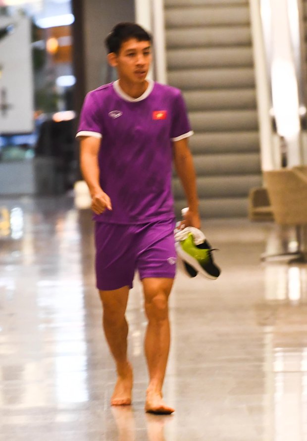Cầu thủ Việt Nam đi chân đất, bọc đá lạnh vì đau, ăn suất cơm vội... và hành trình AFF Cup sắp khép lại - Ảnh 1.