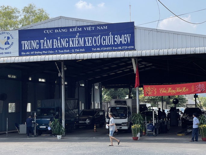 Ngày đầu trung tâm đăng kiểm bị điều tra hoạt động lại: Chủ xe vỡ oà niềm vui - Ảnh 1.