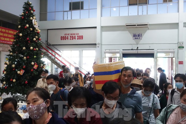 Trưa 25 tháng Chạp, ga Sài Gòn chật ních hành khách về quê đón Tết - Ảnh 4.