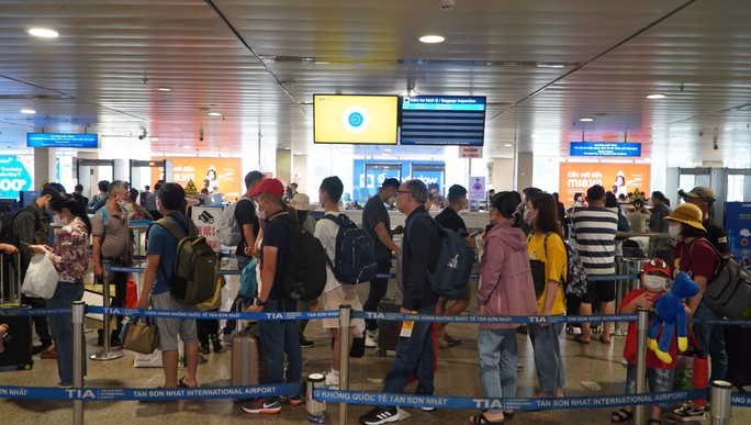 Dòng người xếp hàng dài đợi làm thủ tục ở sân bay Tân Sơn Nhất - Ảnh 3. Dòng người xếp hàng dài đợi làm thủ tục ở sân bay Tân Sơn Nhất - Ảnh 3.