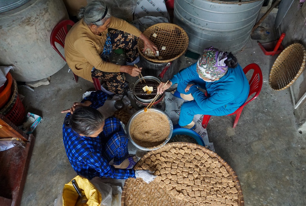 Làng bánh đặc sản Đà Nẵng đỏ lửa suốt ngày đêm vẫn không đủ bán Tết - Ảnh 13.