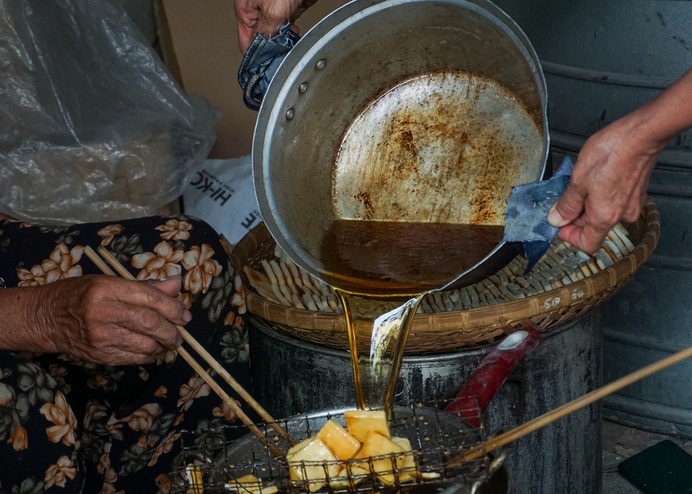 Làng bánh đặc sản Đà Nẵng đỏ lửa suốt ngày đêm vẫn không đủ bán Tết - Ảnh 11.