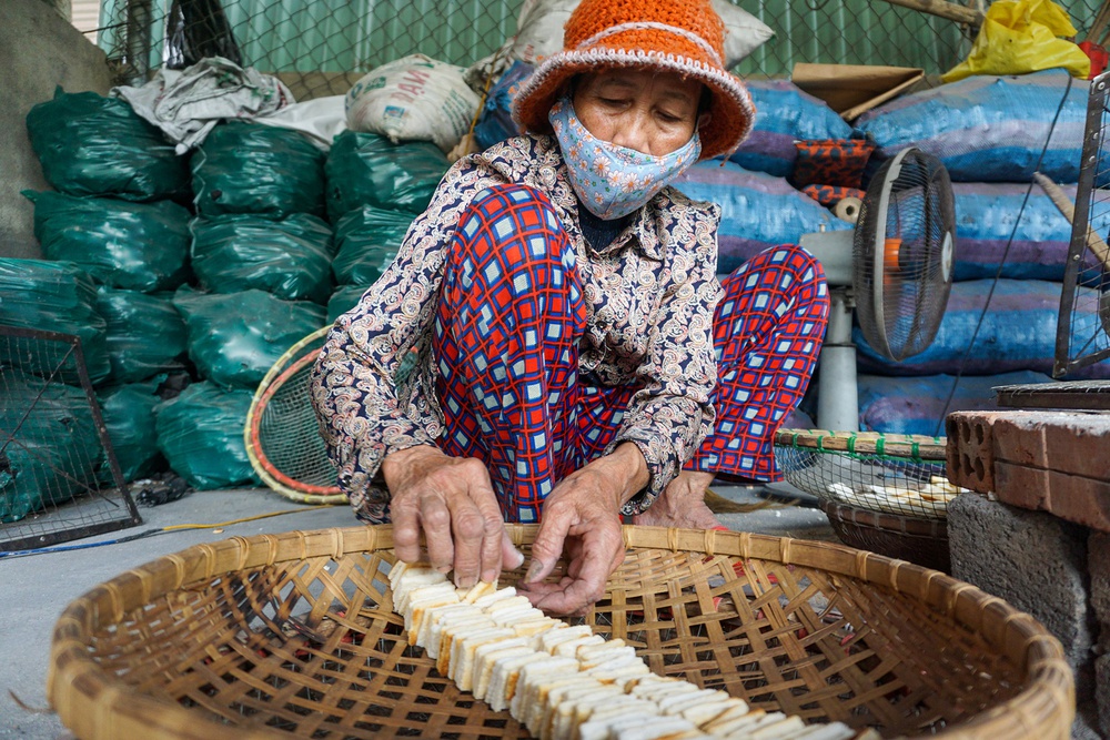 Làng bánh đặc sản Đà Nẵng đỏ lửa suốt ngày đêm vẫn không đủ bán Tết - Ảnh 10.