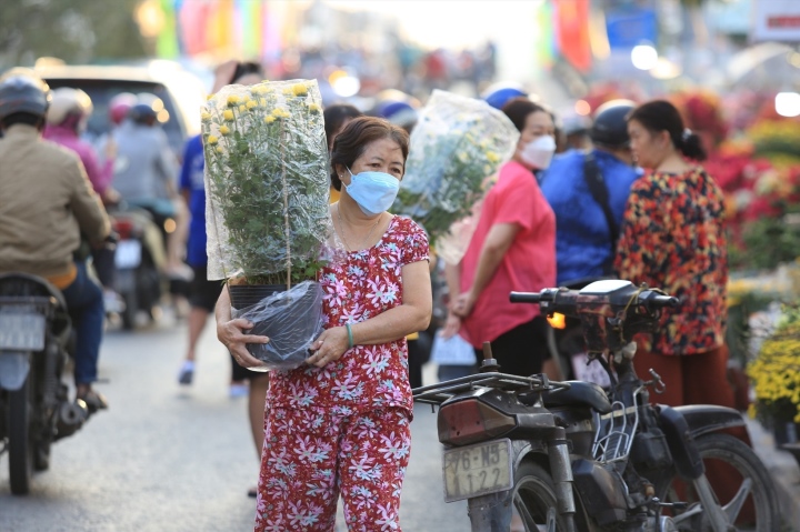 Chợ hoa Trên bến dưới thuyền ở TP.HCM rộn ràng sắc xuân - Ảnh 7.