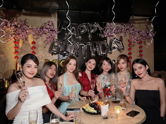 Đội hình hot girl đời đầu lên sóng cuối năm: Huyền Baby “cháy” nhất, Linh Rin e ấp bên chồng thiếu gia - Ảnh 10.