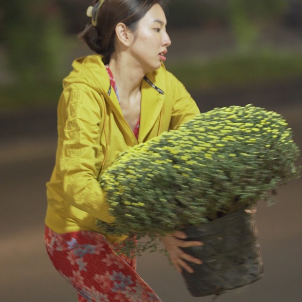Thuỳ Tiên tiết lộ sự thật phía sau loạt ảnh diện đồ bộ đi chợ hoa đang gây bão - Ảnh 2.