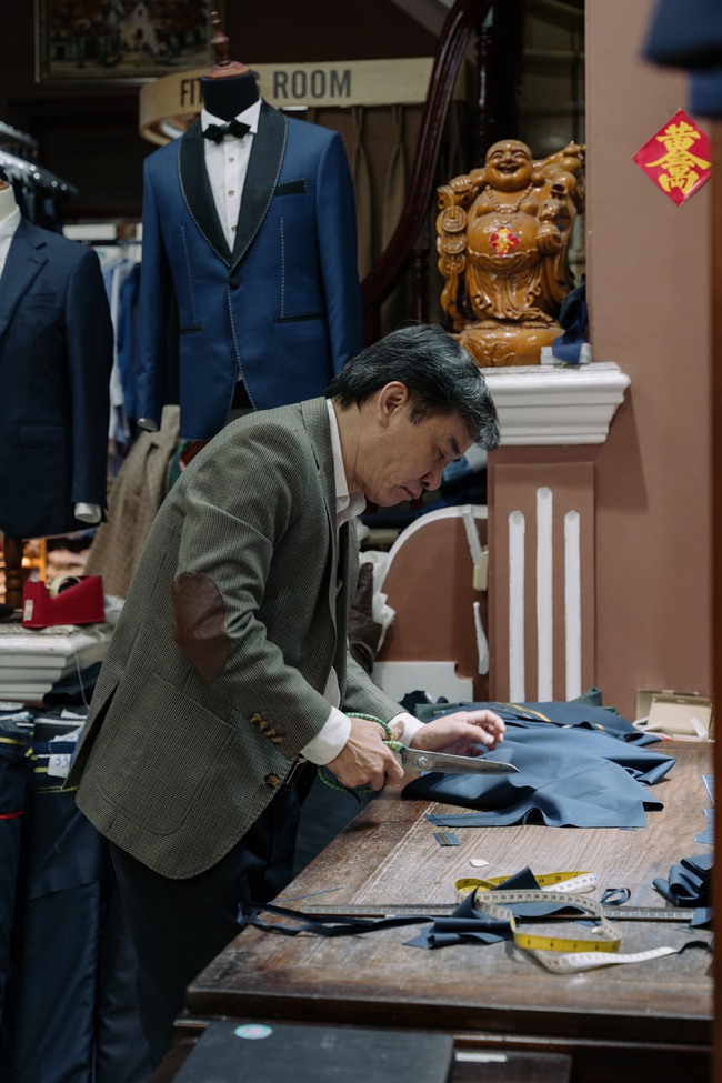 Hơn 30 năm cắt may Âu phục, tiếp đón nhiều Đại sứ nhất Hà Nội, Văn Hùng Tailor: Với tôi, mỗi khách hàng đều là một Đại sứ! - Ảnh 1.